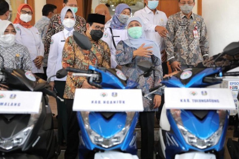 Mendes PDTT Abdul Halim Iskandar bersama Gubernur Jatim Khofifah Indar Parawansa saat penyerahan secara simbolis bantuan penunjang kepada 147 BUMDes Bersama di Gedung Negara Grahadi Surabaya, Senin (28/12/2020). (ANTARA/Biro Humas Pemprov Jatim/FA)

