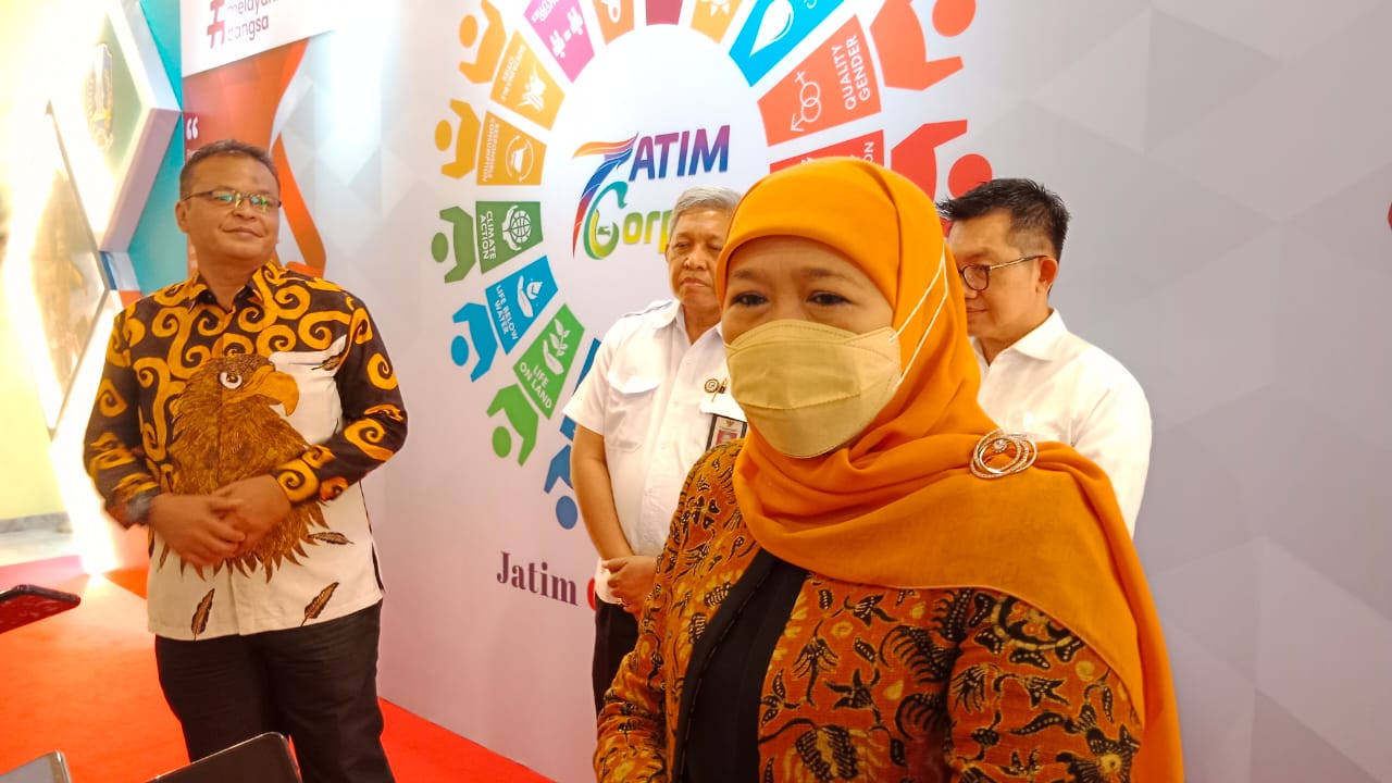Gubernur Khofifah usai Rapat Koordinasi Penyelenggaraan Pelatihan Kepemimpinan Nasional Tingkat II tahun 2022 di BPSDM Jawa Timur, Surabaya, Selasa (8/11).