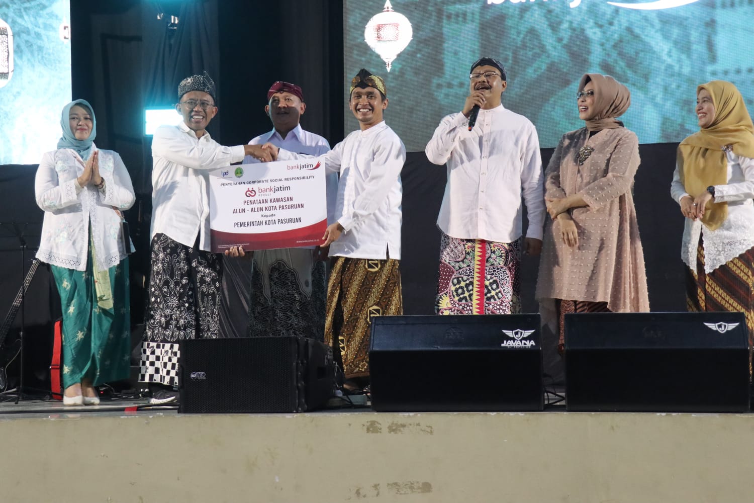 Direktur Manajemen Risiko bankjatim Eko Susetyono  secara simbolis menyerahkan bantuan Corporate Social Responsibility (CSR) berupa penataan kawasan alun-alun Kota Pasuruan kepada Walikota Pasuruan Saifullah Yusuf, Selasa (7/5).