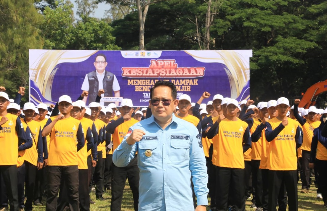 Penjabat (Pj) Gubernur Jawa Timur, Adhy Karyono, memimpin apel kesiapsiagaan menghadapi potensi bencana banjir 2024/2025 di Bendung Gerak Waruturi, Desa Gampeng, Kecamatan Gampengrejo, Kabupaten Kediri, Selasa (5/11).