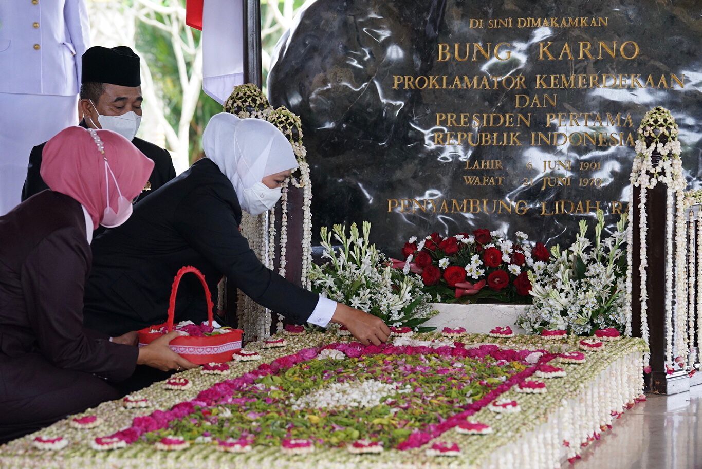 Gubernur Jawa Timur Khofifah Indar Parawansa melakukan ziarah kebangsaan ke makam presiden pertama Republik Indonesia Soekarno di Kota Blitar, sekaligus napak tilas perjuangan Bung Karno., Sabtu (8/10).