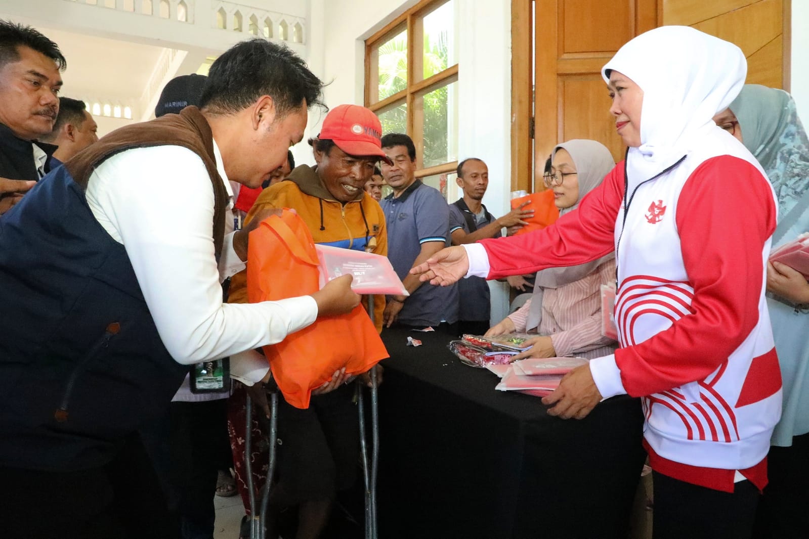  Gubernur Jawa Timur Khofifah Indar Parawansa membagikan 3 ribu bendera dan Sembako berupa beras 5kg kepada masyarakat di sekitar Kantor Gubernur Jatim, Minggu (13/8).