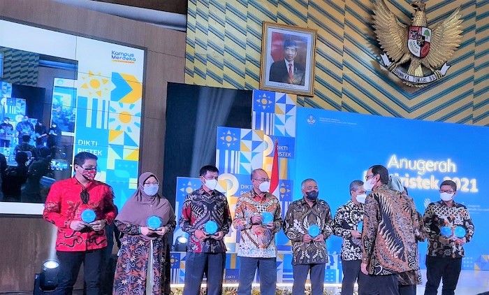 Rektor UM Surabaya pada Anugerah Distiristek 2021
