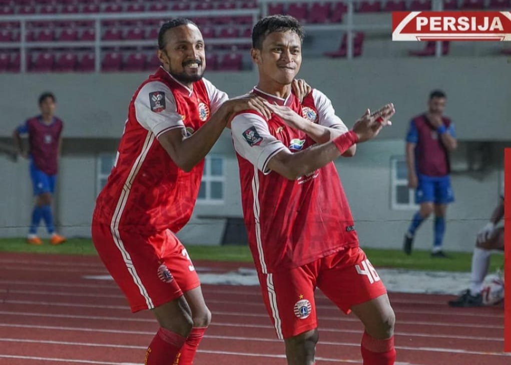 Osvaldo Haay merayakan gol bersama Rohit  Chand. IG Persija