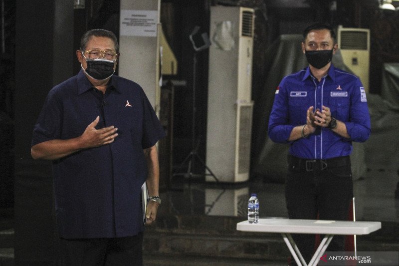 Ketua Majelis Tinggi Partai Demokrat Susilo Bambang Yudhoyono (kiri) bersama Ketua Umum Partai Demokrat Agus Harimurti Yudhoyono (kanan) menyampaikan keterangan pers terkait KLB Partai Demokrat di Puri Cikeas, Bogor, Jawa Barat, Jumat (5/3/2021). ANTARA F
