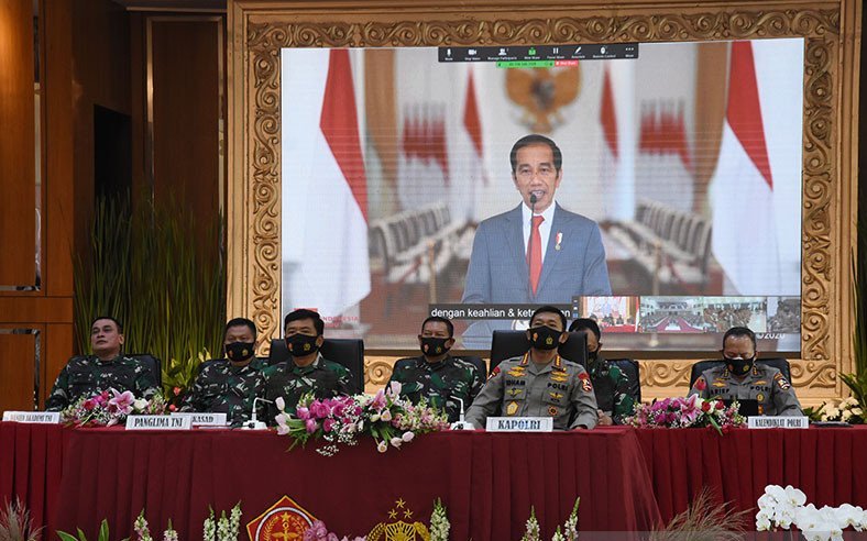 Presiden Joko Widodo (Jokowi) disaksikan Panglima TNI Marsekal Hadi Tjahjanto (ketiga kiri) dan Kapolri Jenderal Idham Azis (kedua kanan) memberikan pembekalan kepada perwakilan calon Perwira Remaja (Capaja) Taruna dan Taruni TNI-Polri secara virtual di M