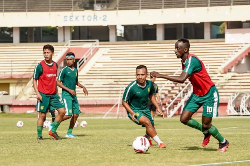 Makan Konate (kanan) dan sejumlah pemain Persebaya saat menjalani latihan perdana di Stadion Gelora Delta Sidoarjo, Senin (31/08/2020). (ANTARA Jatim/HO-Official Persebaya/FA)

