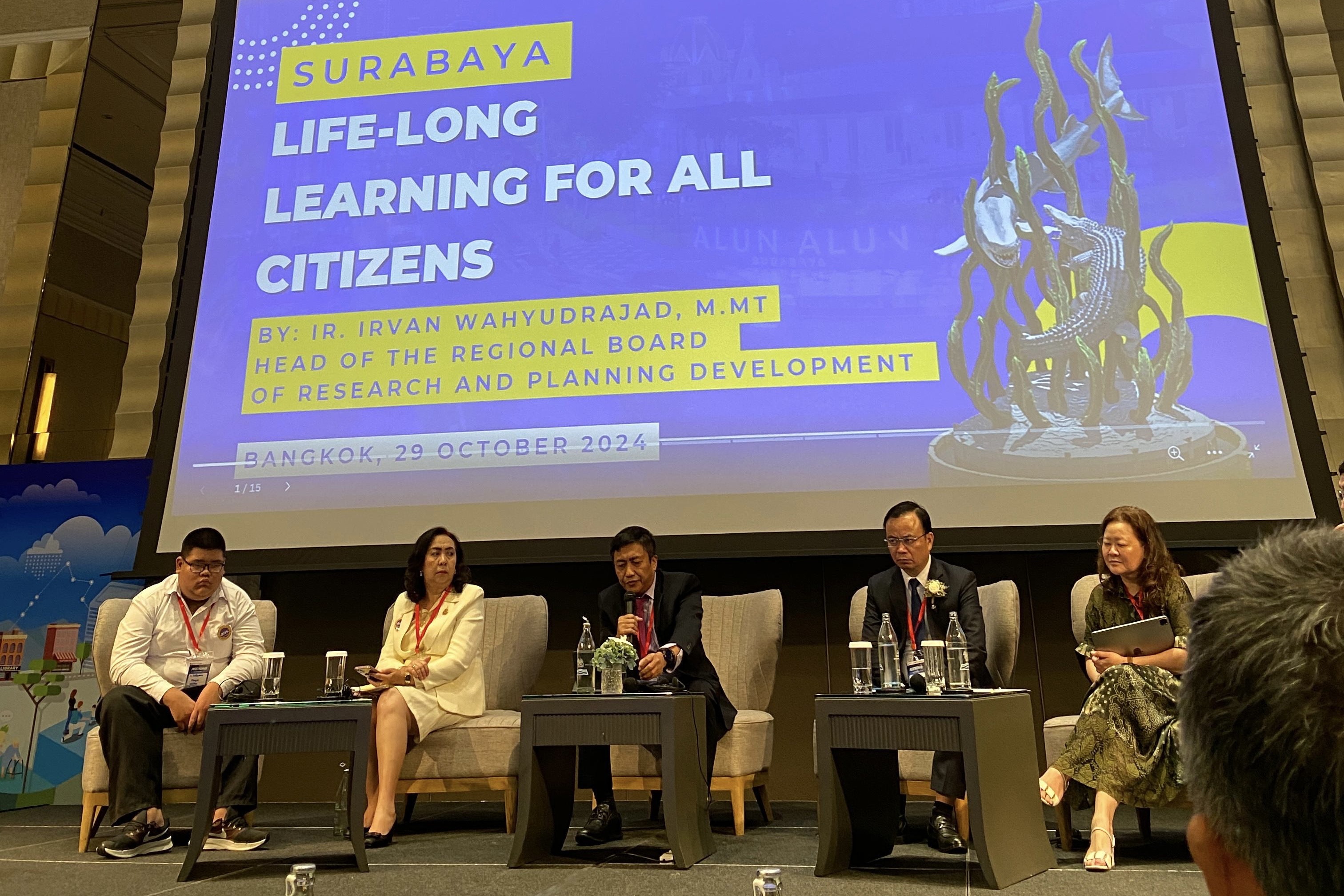 Surabaya kembali menorehkan prestasi sebagai satu-satunya kota di Indonesia yang berpartisipasi dalam ASEAN+3 Regional Learning Cities Conference pada 29-30 Oktober 2024 di Bangkok, Thailand.