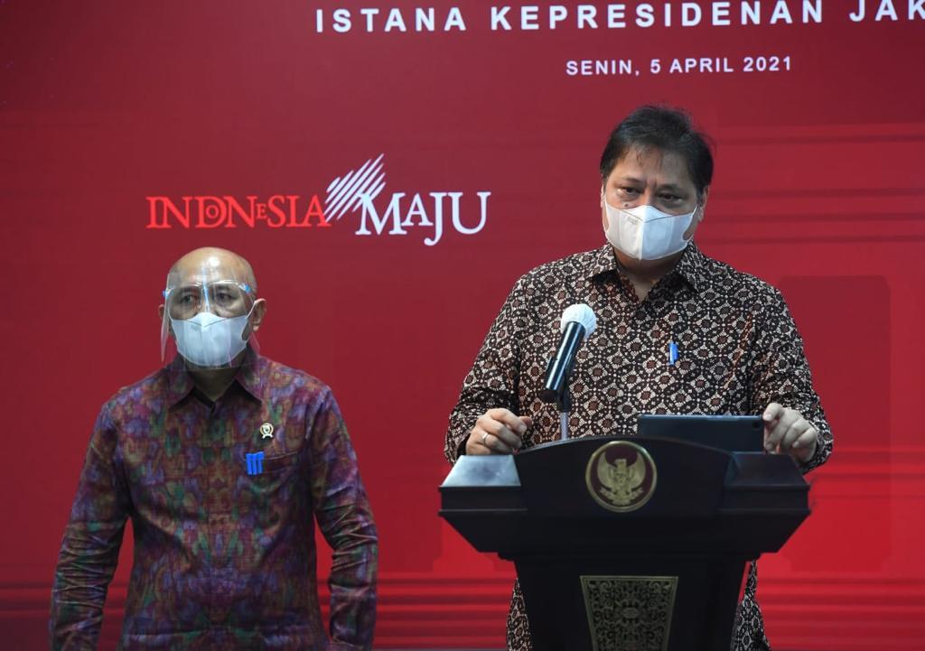 Menteri Koordinator Bidang Perekonomian Airlangga Hartarto yang memberikan keterangan bersama Menteri Koperasi dan UKM Teten Masduki di Kantor Presiden, Jakarta. IST