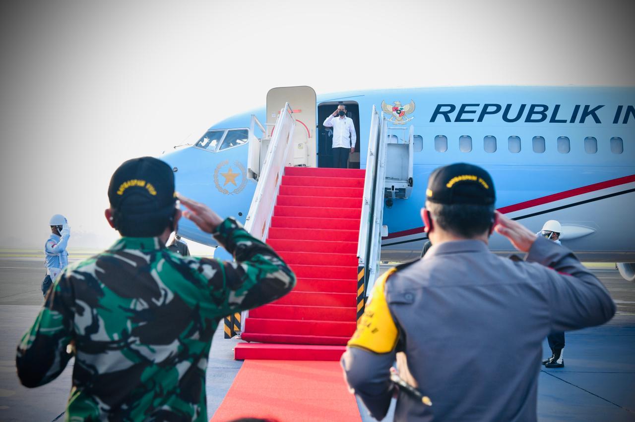 Jokowi ketika memasuki pesawat kepresidenan Indonesia 1. IST