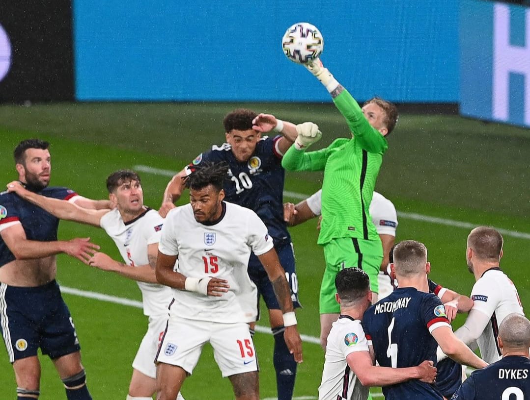 Kiper Inggris Jordan Pickford harus berjibaku menahan serangan Skotlandia. EURO
