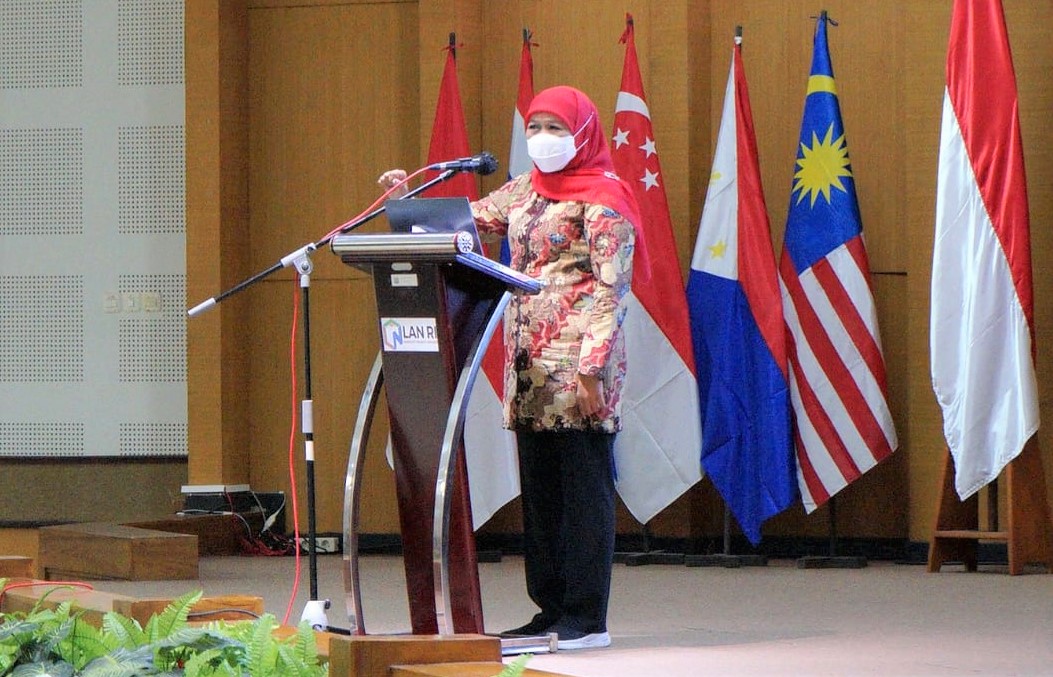 Gubernur Jawa Timur Khofifah Indar Parawansa berbagi resep kepemimpinan kepada peserta Pelatihan Kepemimpinan Nasional Tingkat II Angkatan V di Auditorium Hasanuddin, Lembaga Administrasi Negara (LAN) Makassar, Sulawesi Selatan, Kamis (10/3).