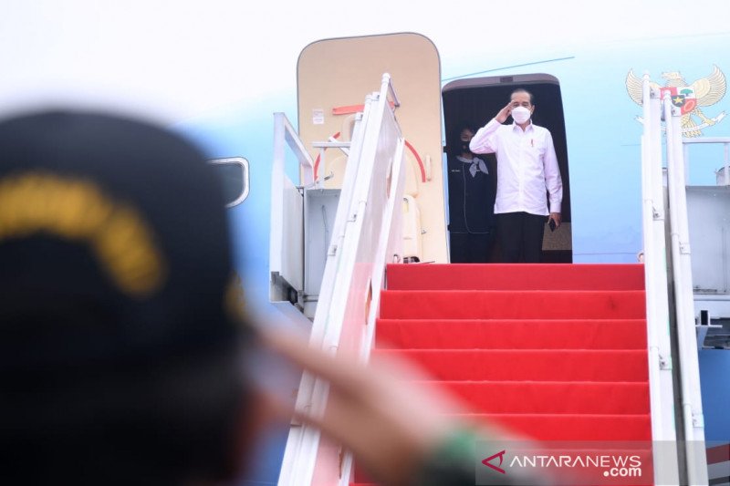 Presiden bertolak ke DIY-Jateng tinjau vaksinasi massal. (ANTARA/Biro Pers Setpres)

