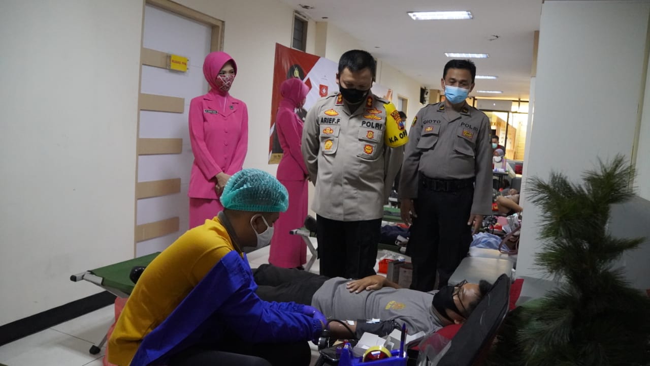 HUT Bhayangkara Ke 74, Polres Gresik Gelar Baksos Donor Darah