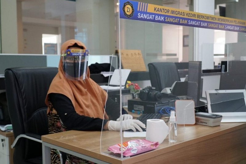 Petugas Kantor Imigrasi Kelas II Non-TPI Kediri, Jawa Timur, bersiap menyambut kerja di era normal baru, Kamis (11/6/2020). ANTARA Jatim/HO