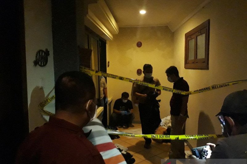 Petugas saat mengamankan lokasi pembunuhan di sebuah hotel wilayah Kota Kediri, Jawa Timur. ANTARA Jatim/ dokumen