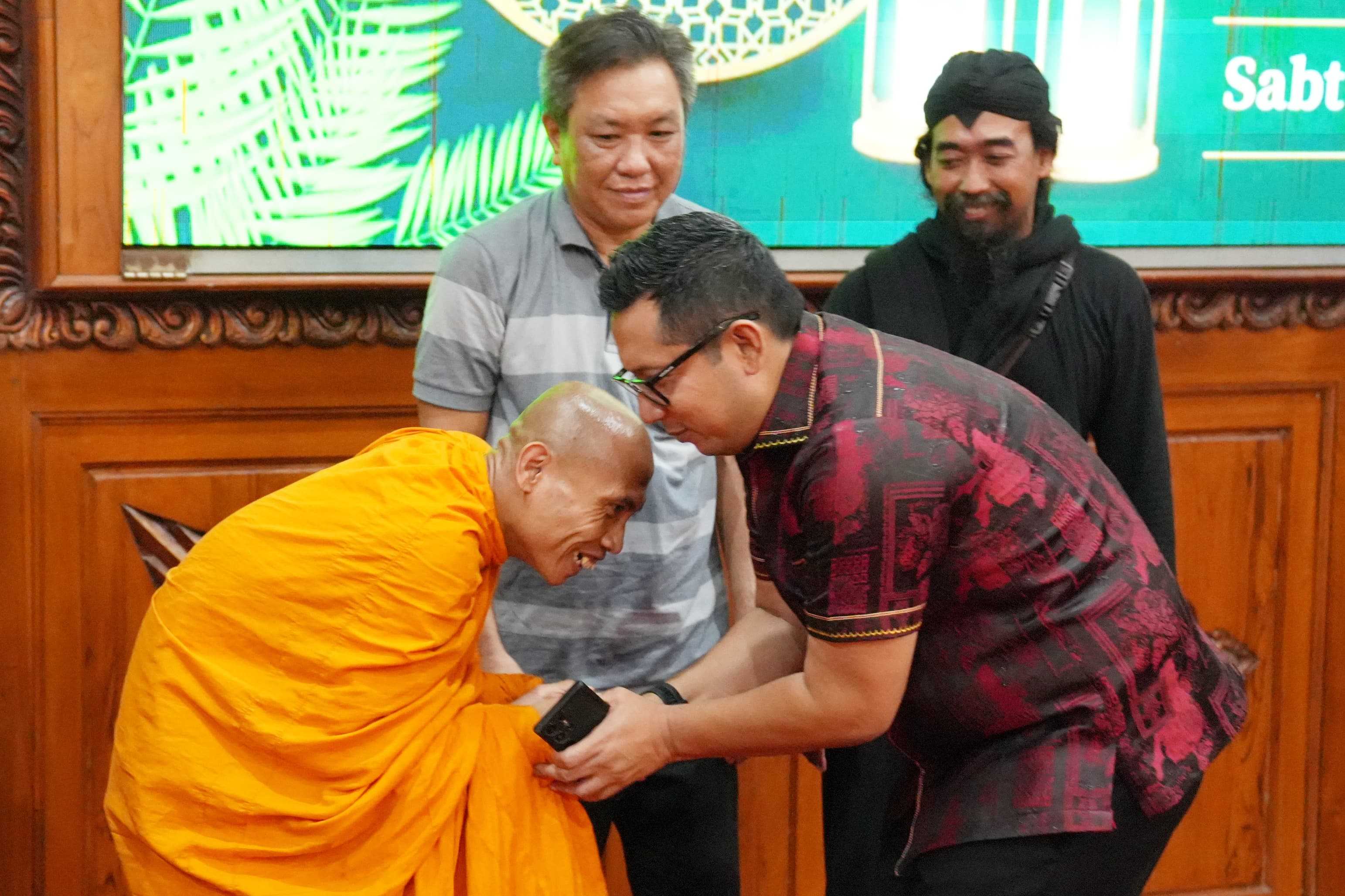Tradisi buka bersama tidak hanya menjadi momen untuk umat Islam saling berbagi, tetapi juga sebagai kesempatan untuk memperkuat tali silaturahmi lintas agama