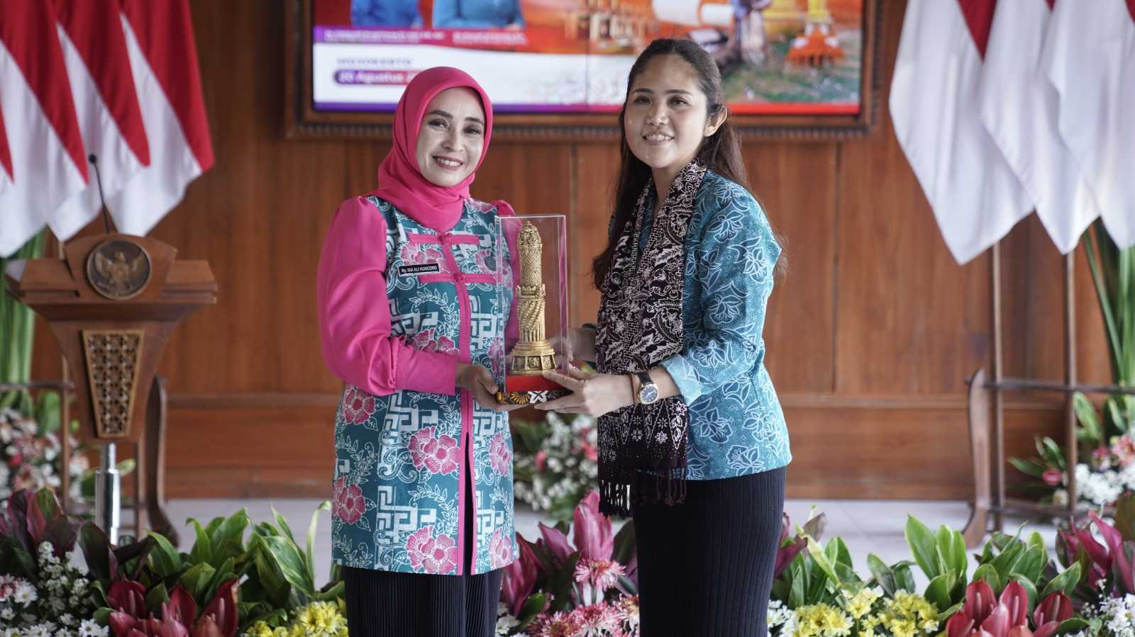 Pj. Ketua TP-PKK Kota Mojokerto Nia Wayanti Ali Kuncoro menyerahkan cenderamata kepada Ketua TP-PKK Kabupaten Morowali Utara, Febriyanthi Hongkoriwang DJ