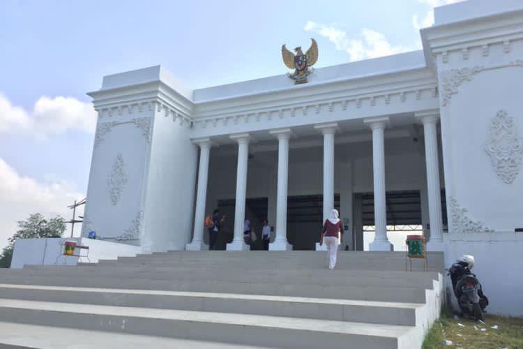  Kantor Desa Cempaka, Kecamatan Sungkai Jaya, Lampung Utara, Lampung, yang mirip Istana Merdeka. IST