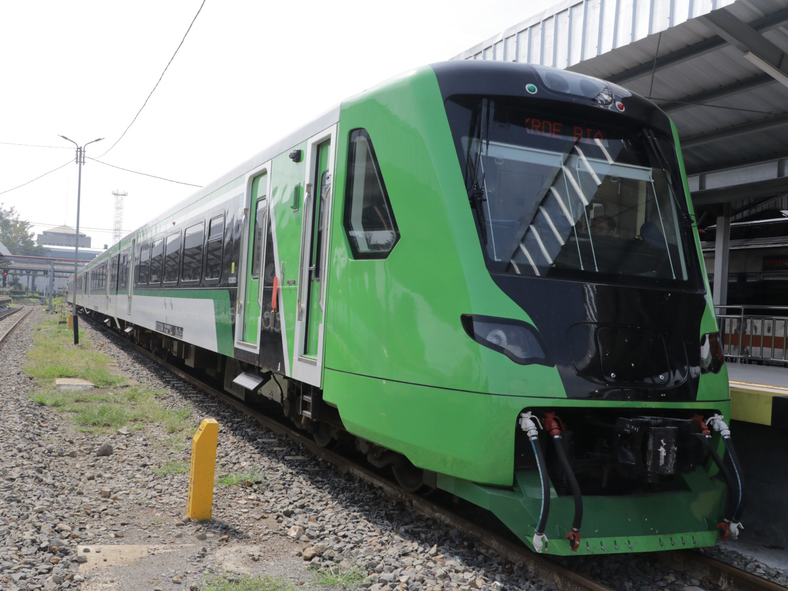 KAI menyediakan layanan Kereta Api Feeder yang berhenti di Stasiun Padalarang, Stasiun Cimahi, dan Stasiun Bandung. Pelanggan Kereta Cepat Whoosh dapat menikmati KA Feeder ini dengan tarif gratis.