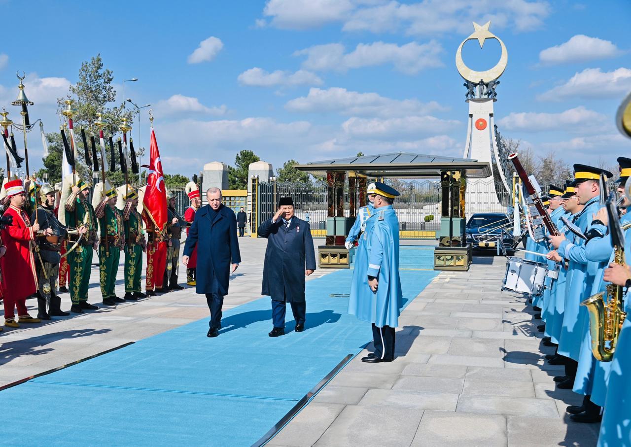 Presiden Republik Indonesia, Prabowo Subianto, mendapat sambutan kenegaraan yang meriah dan penuh kehormatan dari Presiden Republik Turkiye, Recep Tayyip Erdoğan di Istana Kepresidenan Turkiye, Ankara, pada Kamis, 10 April 2025. Foto: BPMI Setpres/Laily R