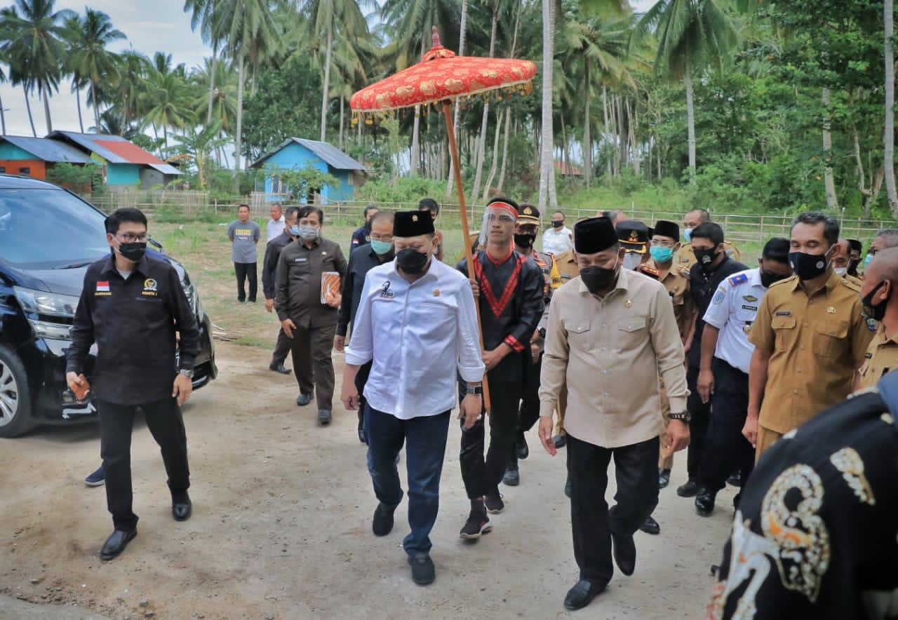 Ketua DPD RI didampingi Bupati Blmut Depri Pontoh saat disambut dengan prosesi adat penjemputan Kaidipang Besar (sambutan depan pintu masuk gedung) di Barkoko, Bolmut, Sulut, Selasa (17/11/2020) siang.IST