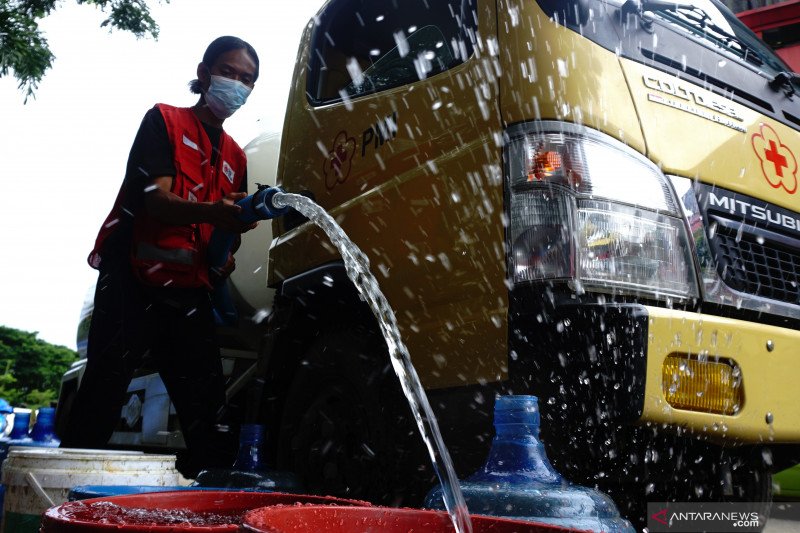 Relawan meyalurkan air bersih di tenda pengungsian korban gempa bumi di Mamuju, Sulawesi Barat, Kamis (4/2/2021) ANTARA FOTO / Akbar Tado/aww. (ANTARA FOTO/AKBAR TADO)
