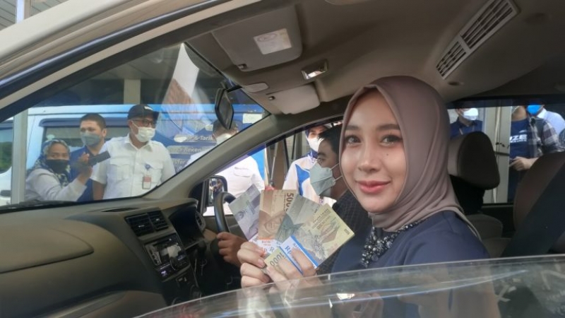 Bank Indonesia menyelenggarakan penukaran uang baru secara Drive Thru di halaman Bank Indonesia Surabaya. 