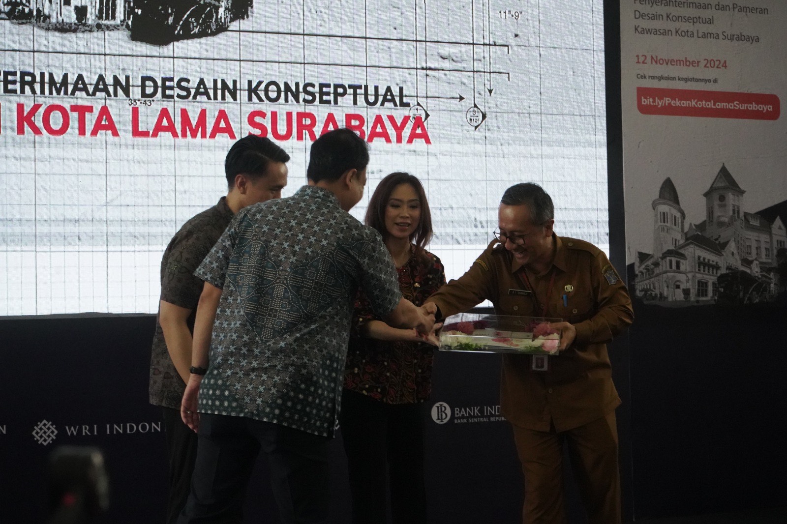 Pemerintah Kota (Pemkot) Surabaya telah menerima desain pengembangan kawasan Kota Lama yang diserahkan oleh Konsorsium II Program Kota Masa Depan UK PACT, Selasa (12/11/2024)