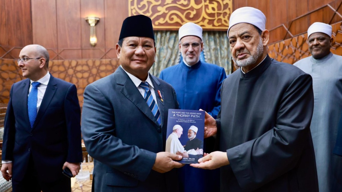 Presiden Republik Indonesia, Prabowo Subianto, melakukan pertemuan dengan Grand Syekh Al-Azhar, Imam Akbar Ahmed Al-Tayeb, di Mashiaket Al-Azhar, Kairo, pada Rabu, 18 Desember 2024. Foto: BPMI Setpres/Rian