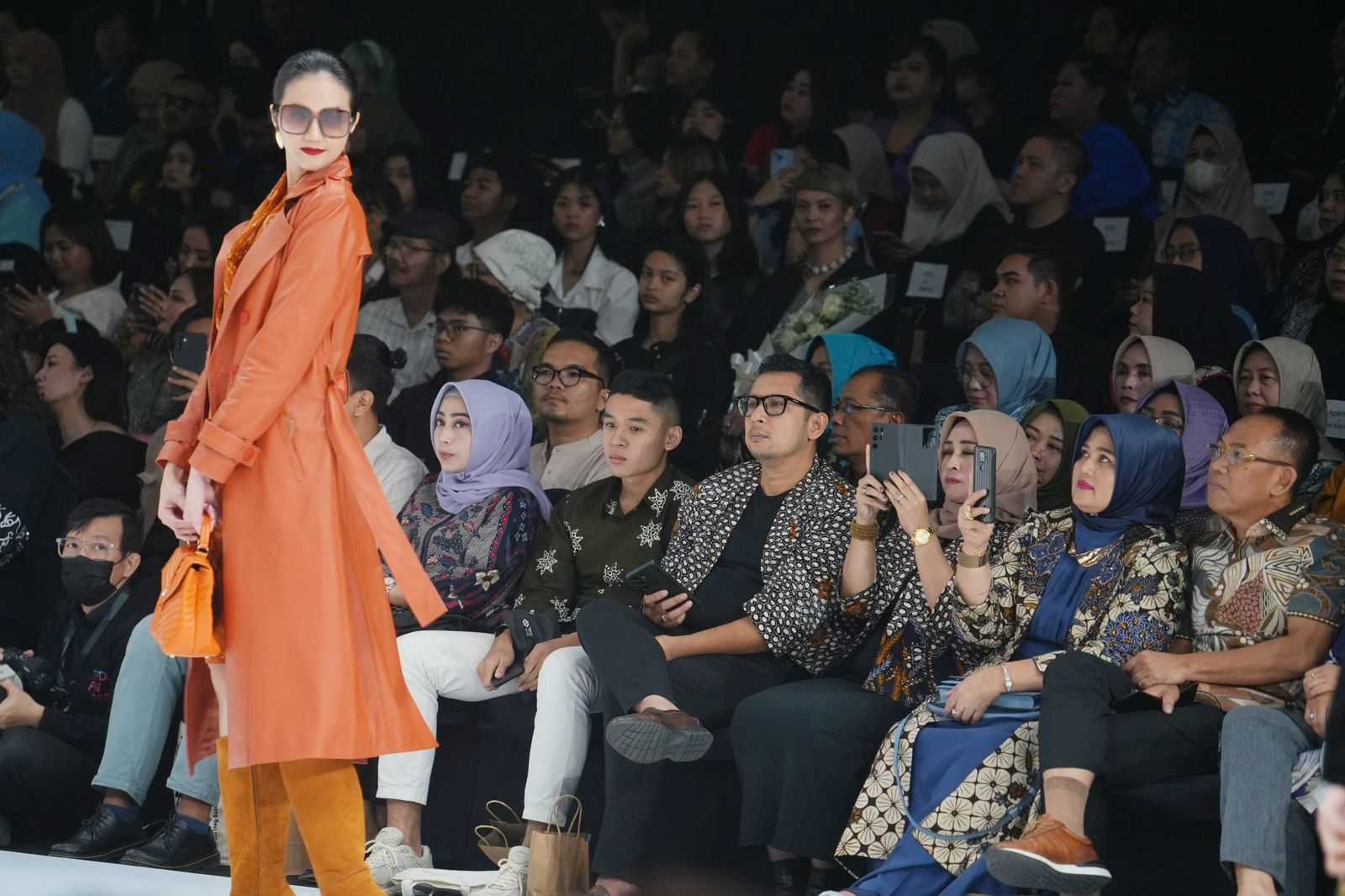 Pemkot Mojokerto telah menjalin kolaborasi megah dengan desainer terkemuka APIKMEN untuk menghadirkan pesona batik Kota Mojokerto dalam acara prestisius Indonesia Fashion Week (IFW) 2024