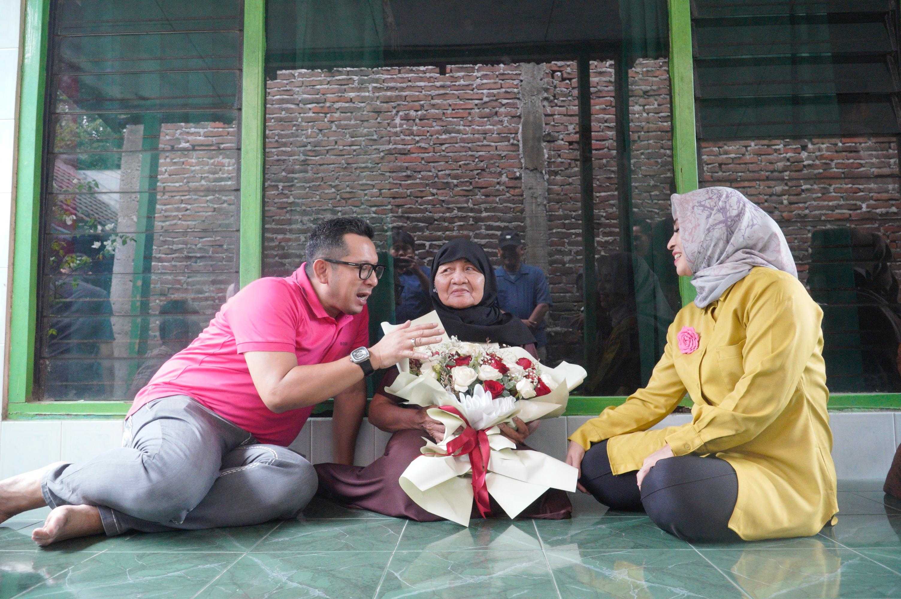 Moment haru Pj Wali Kota Mojokerto, Moh. Ali Kuncoro bersama Pj Ketua TP PKK mengunjungi warga lansia dalam peringatan Hari ibu ke-96