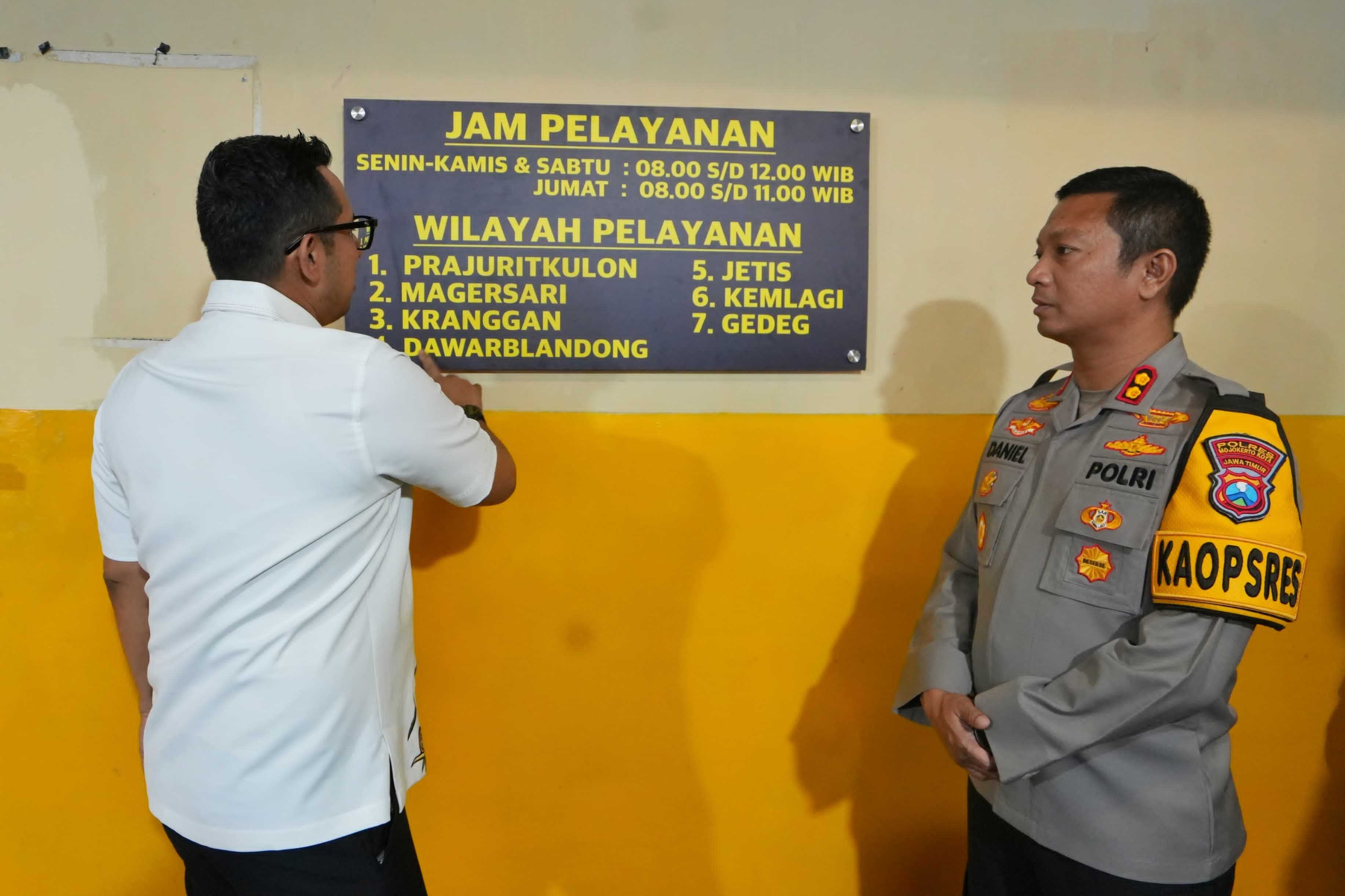 Pj.Wali Kota Moh.Ali Kuncoro dan Kapolres Mojokerto Kota AKBP Daniel saat cek persiapan layanan perpindahan samsat di MPP Gajahmada 