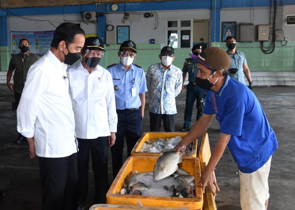 Presiden Joko Widodo berdialog dengan Nelayan Brondong, Lamongan. Ist