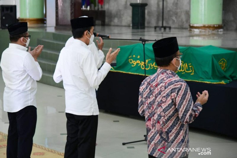 Presiden Joko Widodo bertakziah ke Mendiang Artidjo Alkostar (Biro Pers Istana)

