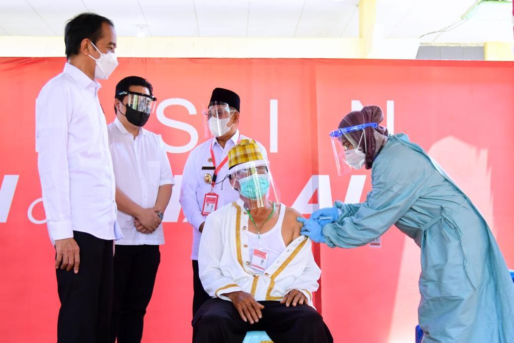 Jokowi meninjau langsung pelaksanaan vaksin di Halmahera Utara. IST