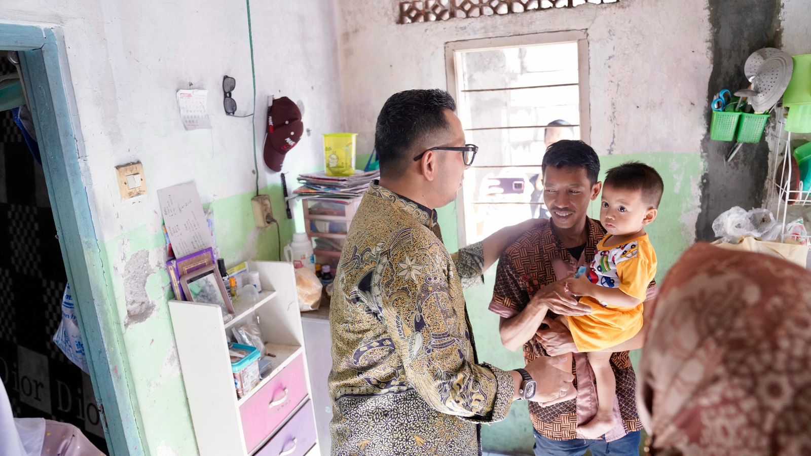 Penjabat Wali Kota Mojokerto, Moh Ali Kuncoro, bersama dengan jajaran kepala Organisasi Perangkat Daerah (OPD) dan camat, langsung terjun ke lapangan untuk memberikan bantuan kepada 59 balita stunting dari keluarga kurang mampu