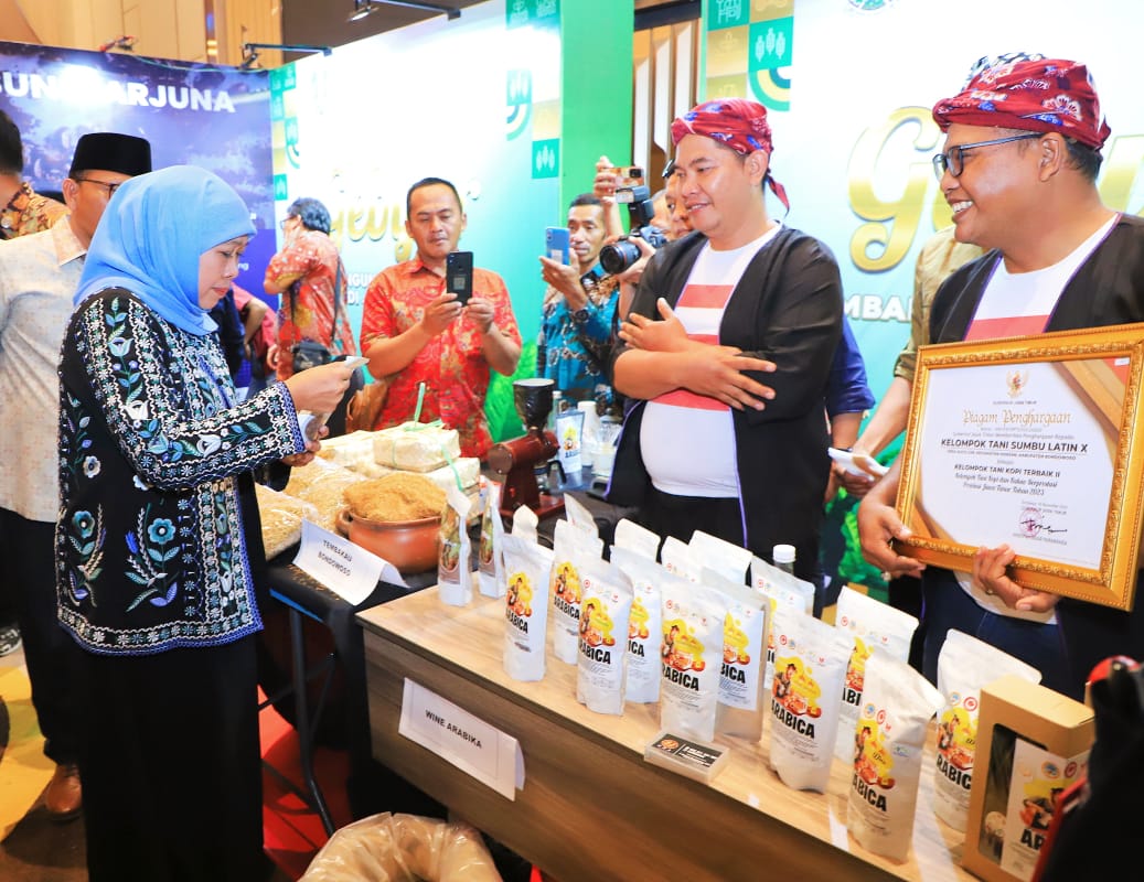 Gubernur Khofifah saat membuka Gebyar Pembangunan Perkebunan Jawa Timur Tahun 2023 yang diikuti 800 insan perkebunan di Hotel Grand Mercure Malang, Kamis (16/11).


