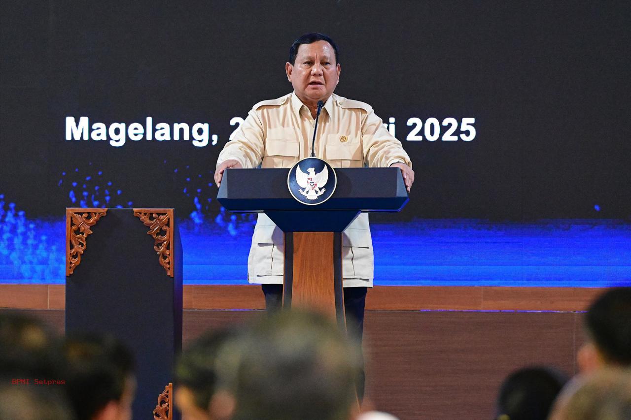 Presiden Prabowo Subianto memberikan pengarahan pada penutupan Retret Kepala Daerah dan Wakil Kepala Daerah Tahun 2025 di Kompleks Akademi Militer, Magelang, pada Jumat, 28 Februari 2025. (Foto: BPMI Setpres)
