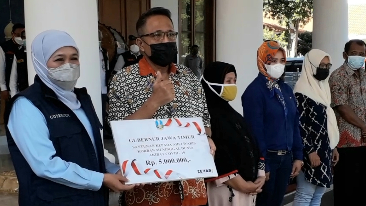Khofifah Indar Parawansa  secara simbolis  memberikan santunan kepada ahli waris korban meninggal dunia akibat Covid-19