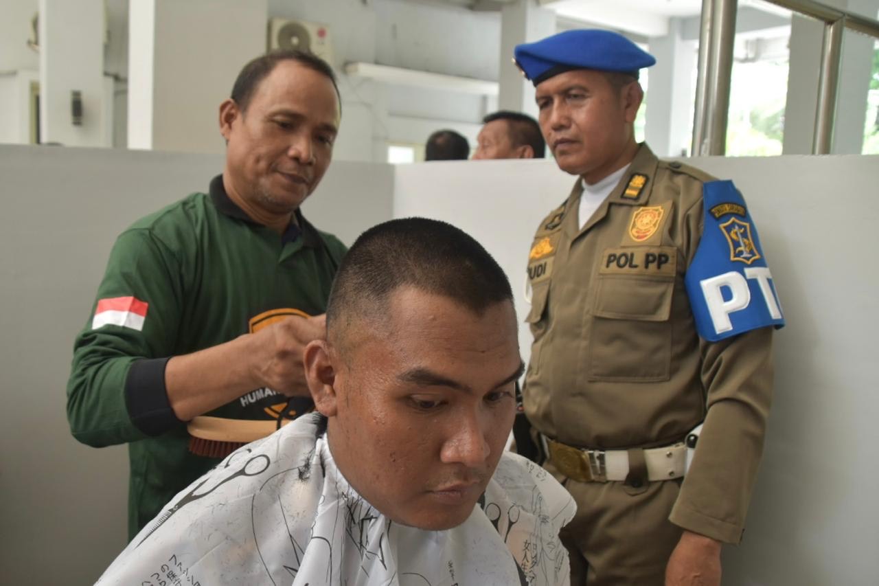 Pemkot Surabaya meresmikan Rumah Padat Karya (RPK) Pangkas Rambut S34 yang terletak di Lantai 1 Gedung Satpol PP Surabaya 