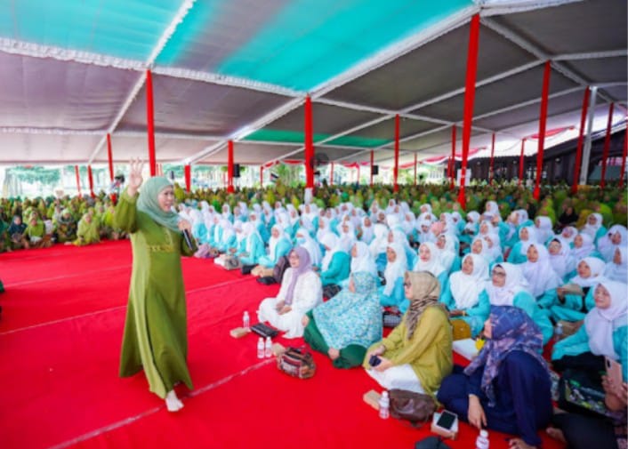 Khofifah dalam acara peringatan Harlah Muslimat NU yang ke-78 bersama seluruh jamaah Muslimat NU Se-Kabupaten Malang, denan tema Membangun Ketahanan Keluarga Untuk Memperkuat Ketahaban Nasional yang digelar di Kabupaten Malang, Minggu (5/5/2024).