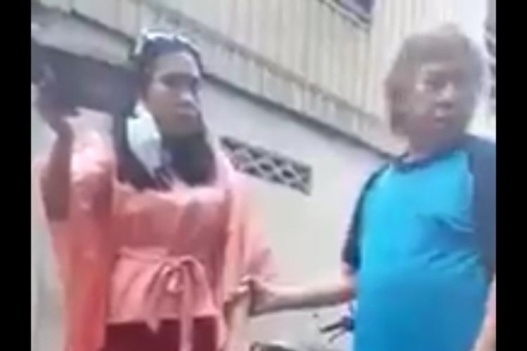 Viral Video Wanita Lempar Al Quran sambil Marah-Marah