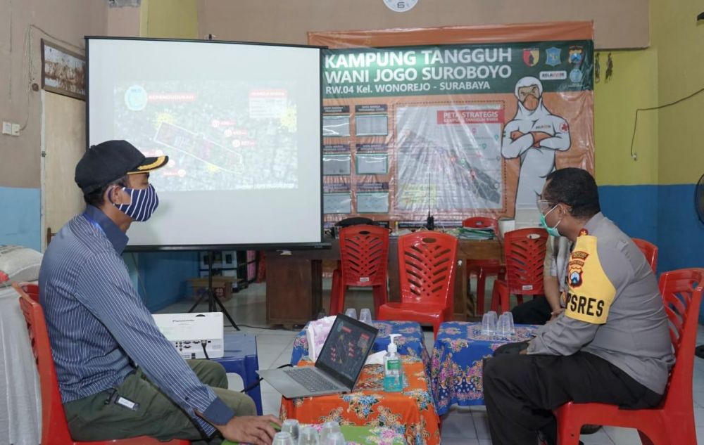 Kapolrestabes Surabaya, Kombes Pol Jhonny Edison Isir, S.I.K., M.T.C.P. didampingi Kasat Intel dan Kasat Sabhara meninjau kampung tangguh Wani Jogo Suroboyo Kelurahan Wonorejo Tegalsari. ist