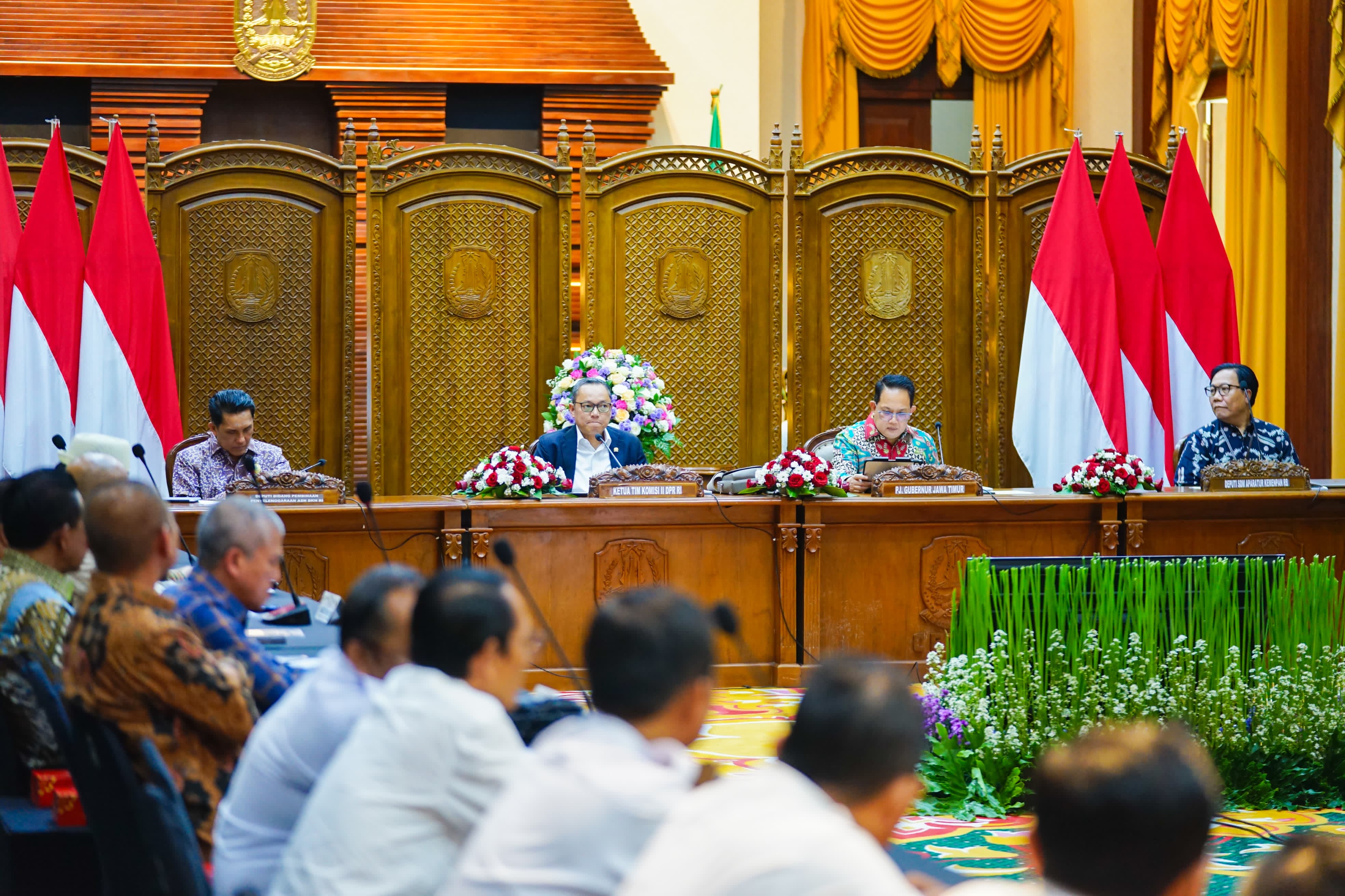 Penjabat (Pj) Gubernur Jawa Timur Adhy Karyono menerima kunjungan kerja Komisi II DPR RI di Gedung Negara Grahadi, Surabaya, Selasa (5/2)