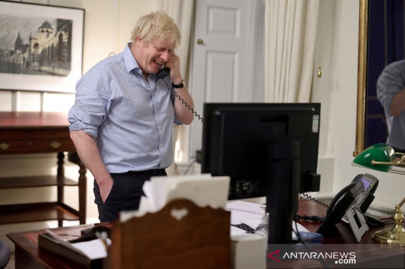 Perdana Menteri Inggris Boris Johnson berbicara dari London, Inggris kepada Presiden AS Joe Biden, dalam gambar media sosial yang diperoleh pada Sabtu (23/1/2021). DOWNING STREET HANDOUT via REUTERS/HP/sa.

