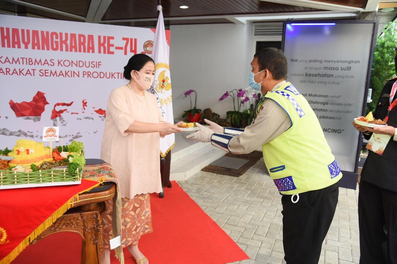  Ketua DPR RI Puan Maharani memberikan tumpeng kepada anggota Polri di HUT Bhayangkara ke-74. IST