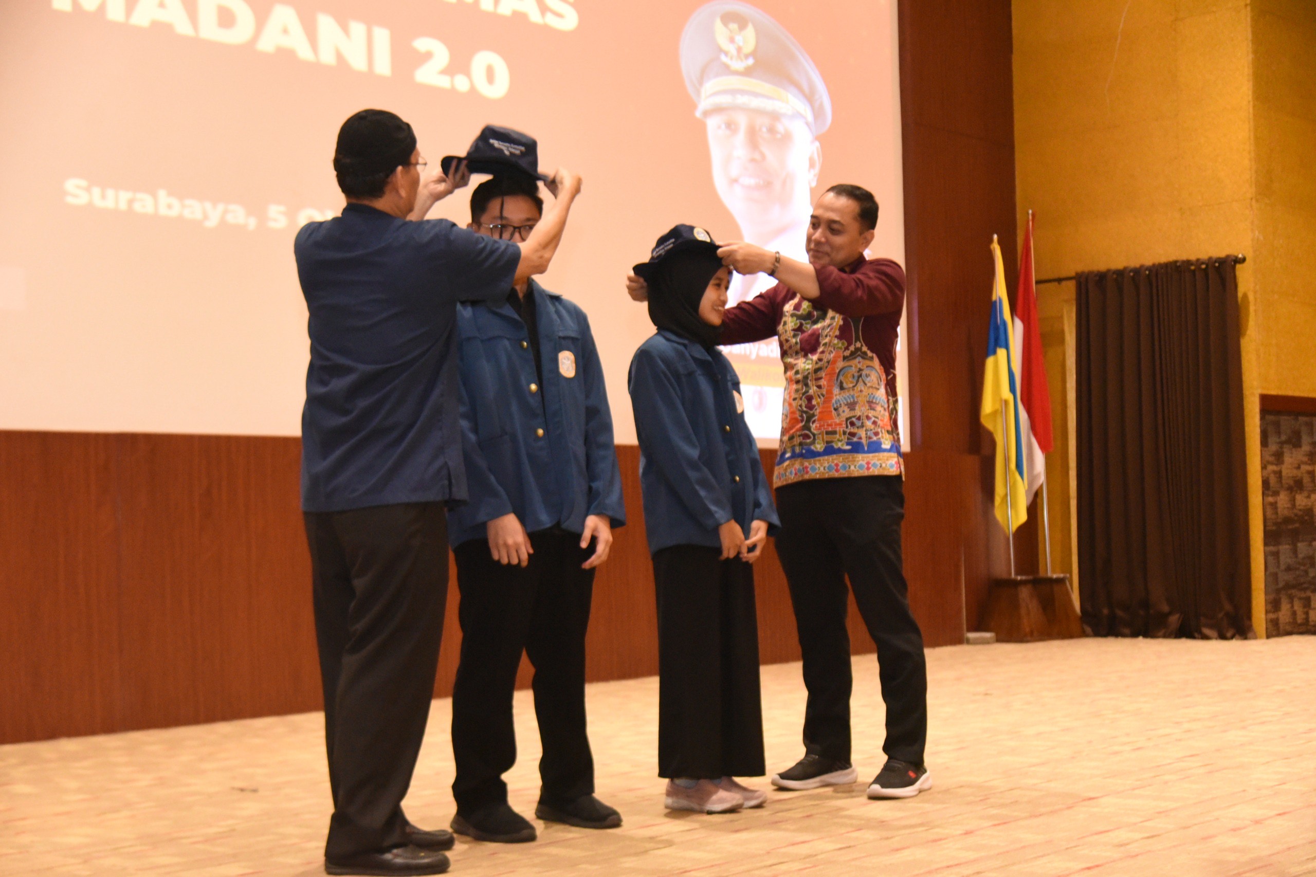 Wali Kota Surabaya Eri Cahyadi bersama Rektor UNAIR Mohammad Nasih saat melepas 506 mahasiswa Fakultas Kedokteran  yang akan mengikuti KKN Tematik di Surabaya