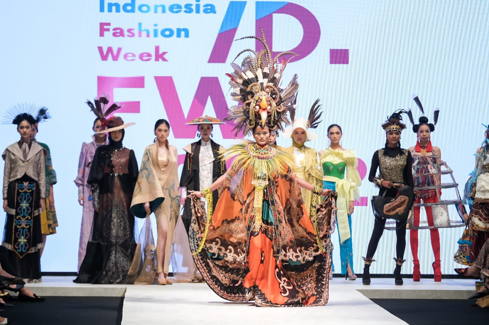 Wamenparekraf Angela Tanoesoedibjo dalam sambutannya di acara "Indonesia Fashion Week (IFW) 2022" di JCC Senayan, Jakarta, Rabu (13/4/2022)