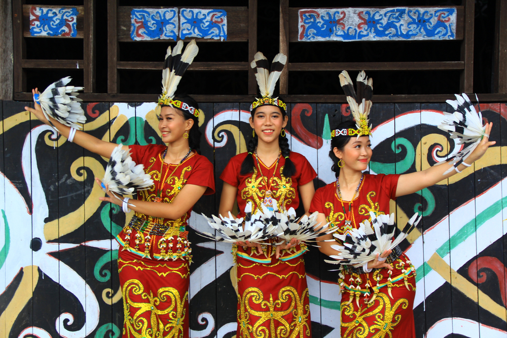 baju tradisional khas Suku Dayak, di sekitar Ibu Kota Negara memiliki ragam budaya dan destinasi wisata